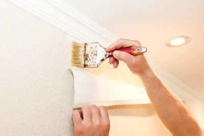 Pose de papier peint à Écrille — revêtements muraux et toiles de verre